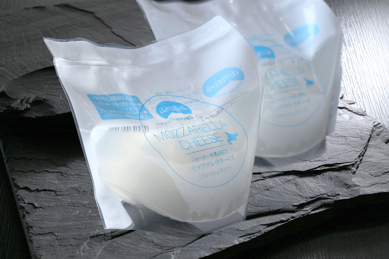 商品番号007:特濃牛乳(900ml)1本・コーヒーミルク(180ml)5本・のむヨーグルト(900ml)1本・プレーンヨーグルト(無糖)(455g)2個・モッツァレラチーズ(100g)2個・さけるチーズ(1本入り)3個セット